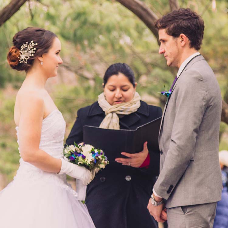 Alexandra Paez oficiando - Boda en Central Park - Nueva York