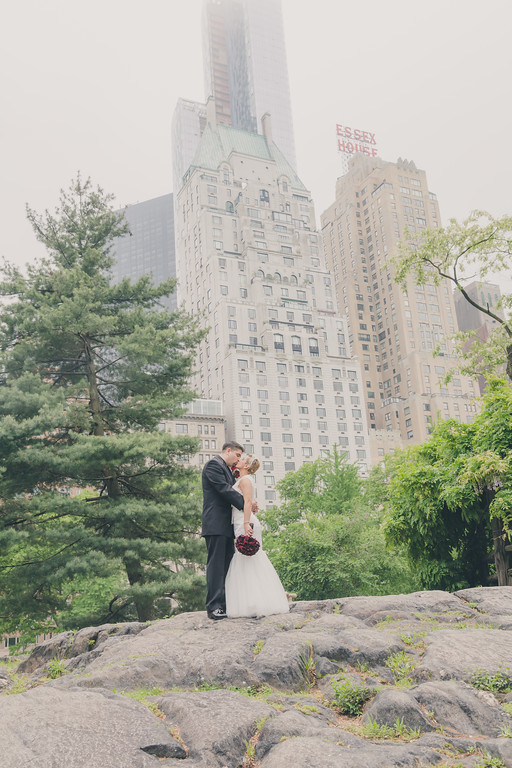 Recién casados con el skyline de Manhattan desde Central Park