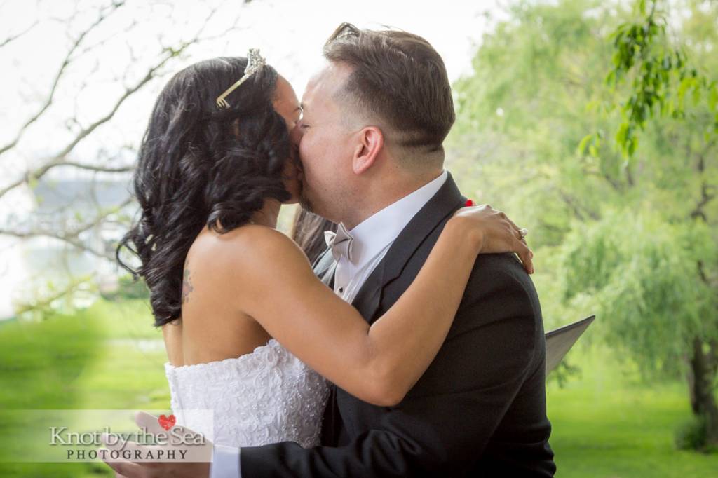 First kiss at a New Jersey wedding